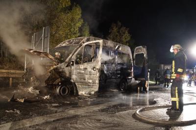 Vollbrand eines Kleintransporter auf der A8 naehe Aichelberg 